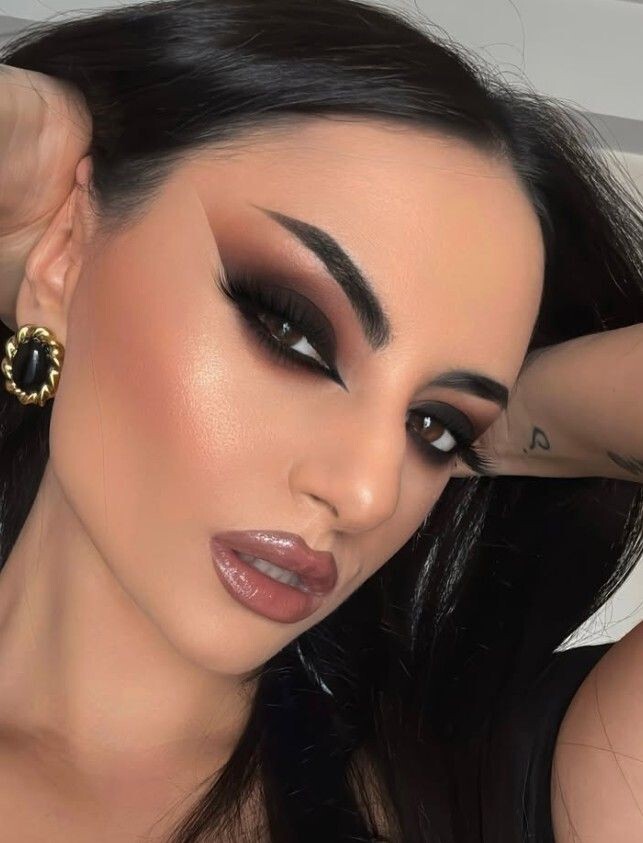 Cat eye mi smokey eye mi daha çekici, hangisi gözü daha güzel ortaya çıkarıyor?