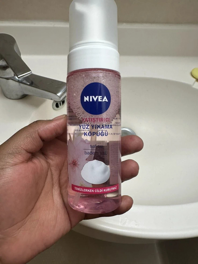 Pembe nivea yüz yıkama köpüğü mü daha iyi mavi olan mı?