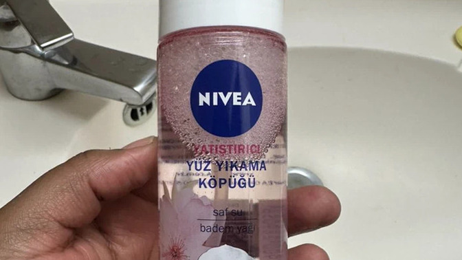 Pembe nivea yüz yıkama köpüğü mü daha iyi mavi olan mı?