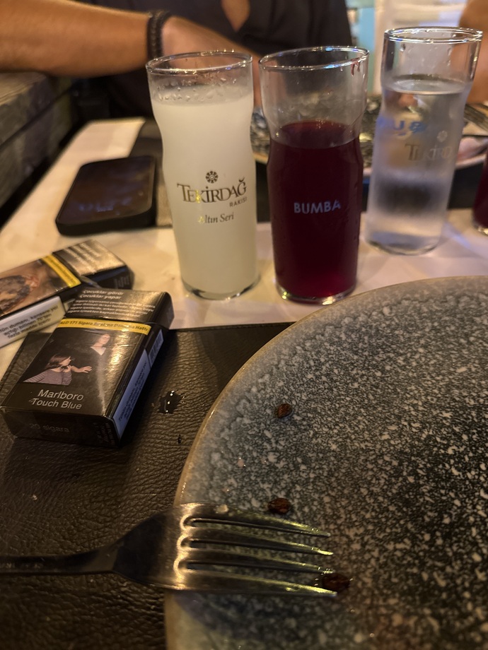 Gene rakı içiyoruz siz napıyorsunuz?