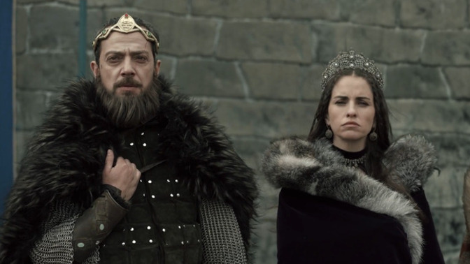 Önerebileceğiniz saçma bi dizi var mı?