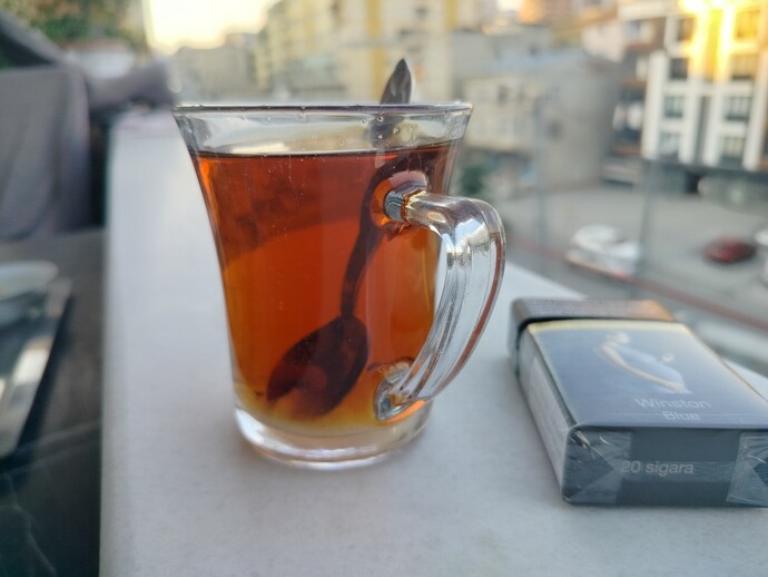 Ben balkonda çay içerken siz ne yapıyorsunuz, senin yanında olsaydım ne yapıyor olurdum?