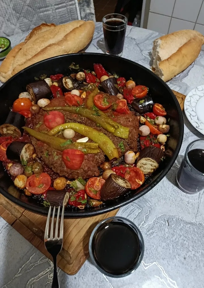 Yemeği tepsi ile ortaya koyup birlikte yemeyi sevenler var mı 🌸?