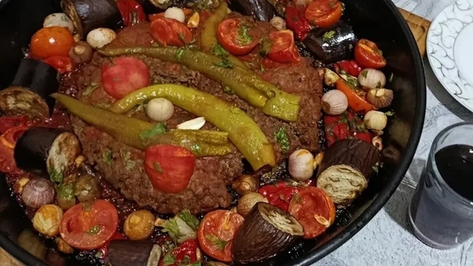 Yemeği tepsi ile ortaya koyup birlikte yemeyi sevenler var mı 🌸?