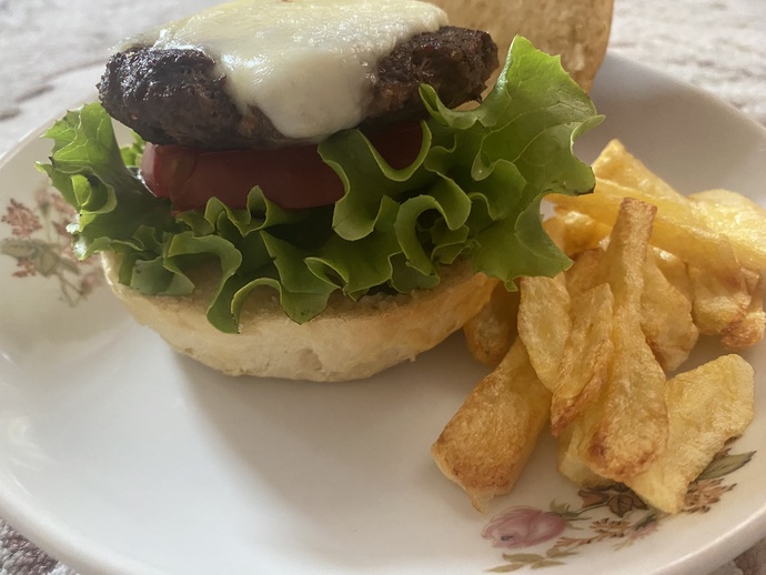 Ev yapımı burger 🍔 sizce nasıl görünüyor?