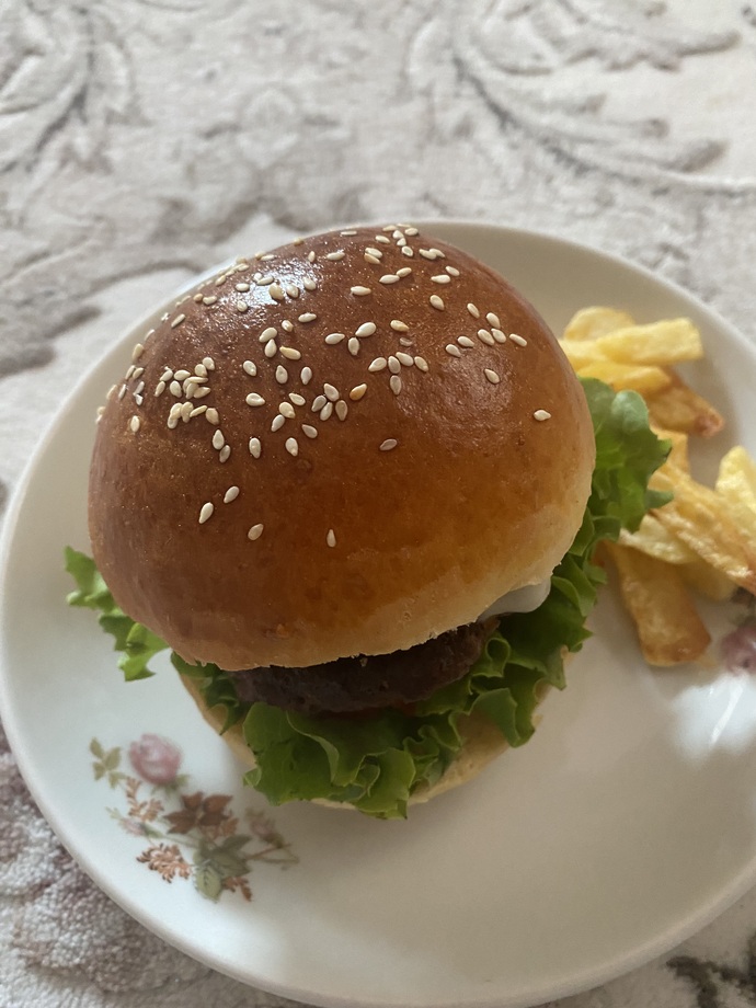 Ev yapımı burger 🍔 sizce nasıl görünüyor?