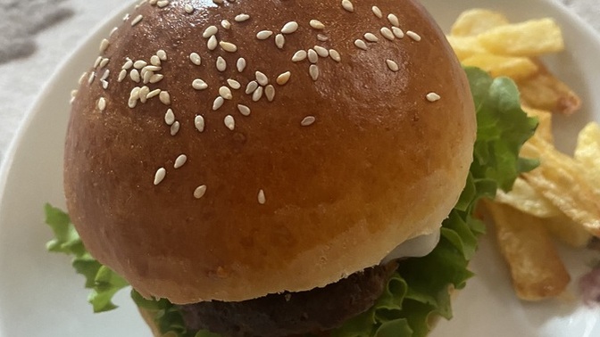 Ev yapımı burger 🍔 sizce nasıl görünüyor?