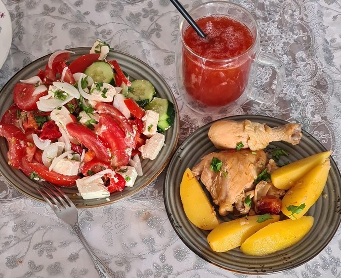 Bu akşam ben tavuklu patates, cacık ve karpuz yiyorum, sizde menüde ne var?