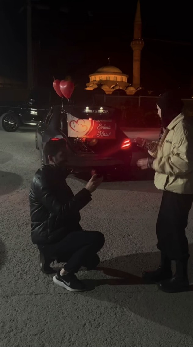 İstanbulda bir genç, kız arkadaşına (sevgili değiller) evlenme teklifi etti. Sizce kadın ve erkek sadece arkadaş olabilir mi?