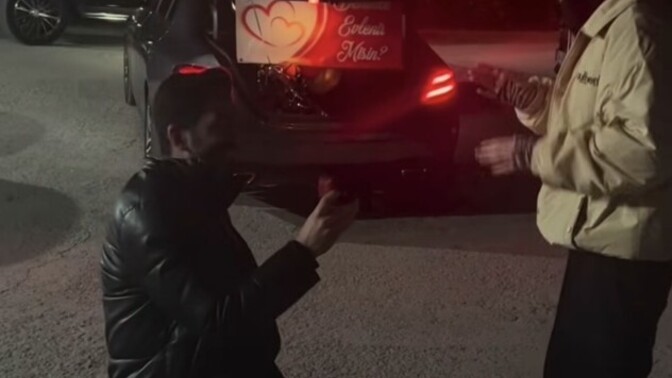 İstanbul'da bir genç, kız arkadaşına (sevgili değiller) evlenme teklifi etti. Sizce kadın ve erkek sadece arkadaş olabilir mi?