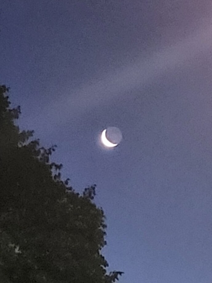 Dün gece ayın önünde gördüğüm parlak cisim Venüs müydü, nasıl bu kadar net göründü?