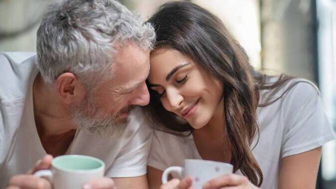 Kendinden en çok kaş yaş küçük ya da büyük biri ile sevgili olur ya da evlenirsin?