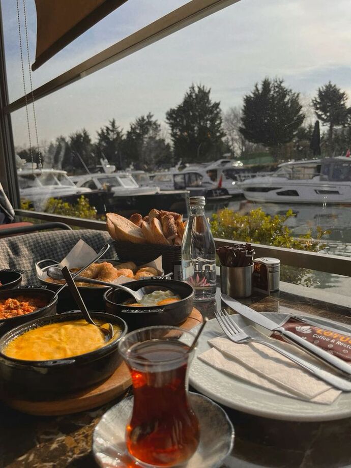 Kahvaltıyı dışarıda mı yapmayı seversin, evde mi?