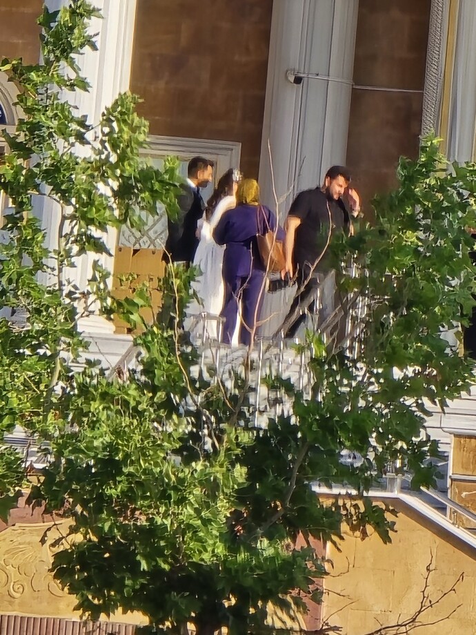 Camii ye fotoğraf çekilmek için gelen gelin damat hakkında ne düşünüyorsunuz?