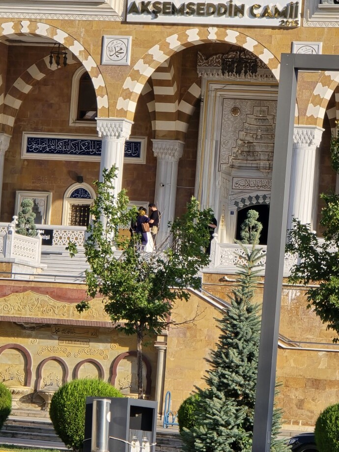 Camii ye fotoğraf çekilmek için gelen gelin damat hakkında ne düşünüyorsunuz?