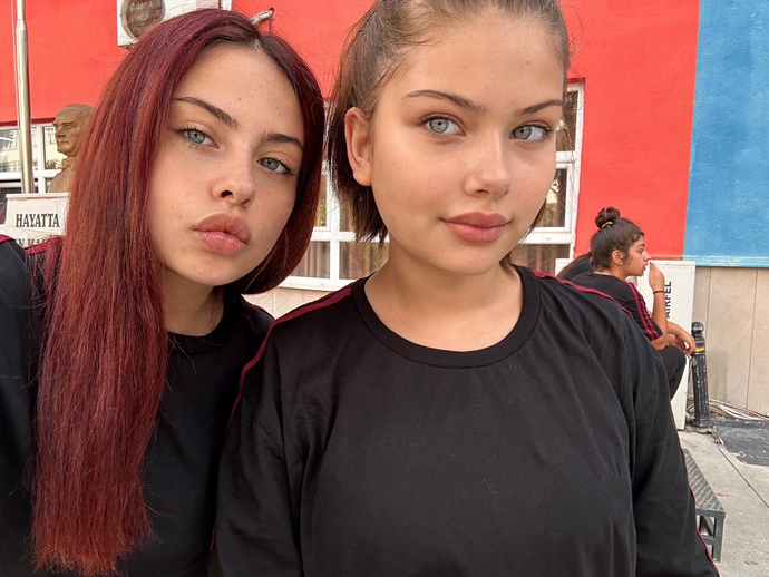 Kızıl olan benim fotoğraf liseden kalma eskiden saçlarım kardeşiminki gibiydi kızıl yapmıştım şu an da siyah saçlıyım profildeki gibi sizce hangi saç rengi bana yakışır?