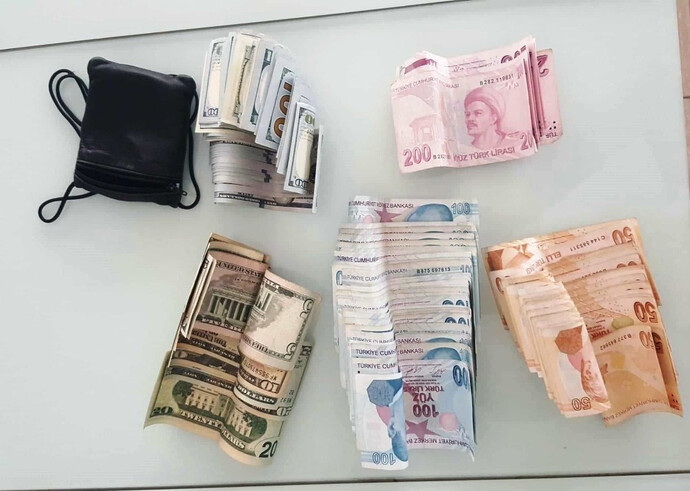 Yolda yürürken içi para ve altın dolu bir çanta bulsan ne yaparsın?