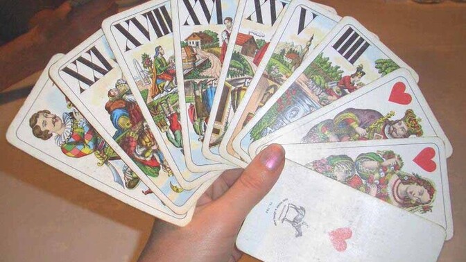 Sizin için, emanet aldığım 52 iskambil destesinden 3 adet kart seçeyim mi?