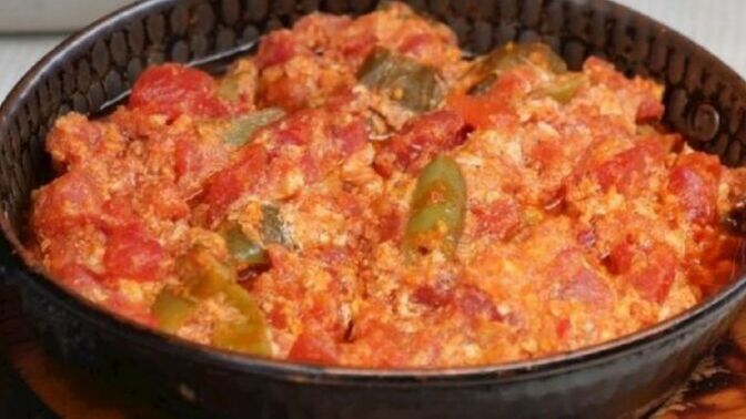 Sabah kahvaltısında menemen mi daha iyi gider yoksa karışık kızartma mı?