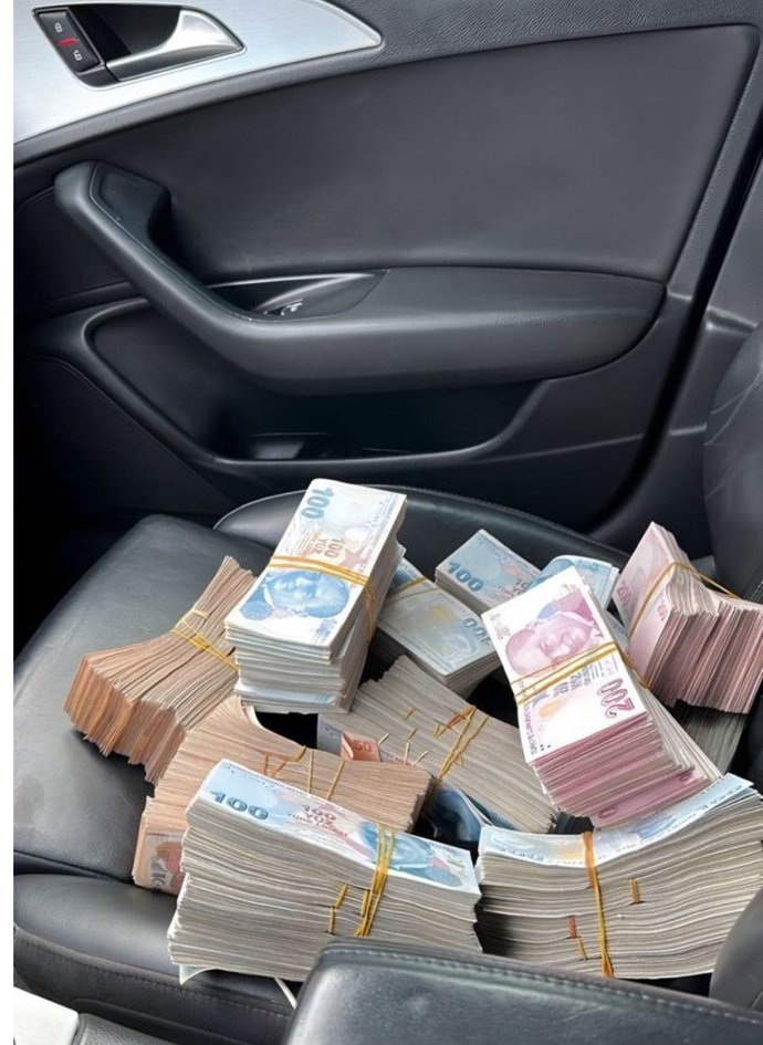 Parası olan erkeğe tav olmak mı, yoksa parasızlık yüzünden sevgiden vazgeçmek mi daha büyük bir hayal kırıklığı?