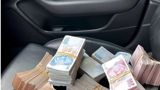 ​Parası olan erkeğe 'tav olmak' mı, yoksa parasızlık yüzünden 'sevgiden vazgeçmek' mi daha büyük bir hayal kırıklığı?