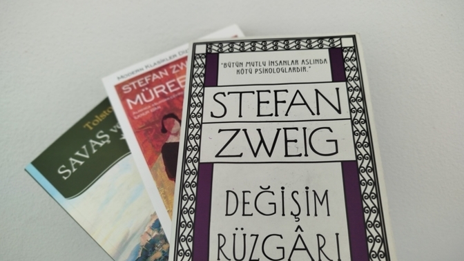 Hiç birinin kitap zevkinden soğuyup o kişiye karşı bakışınızın değiştiği oldu mu?