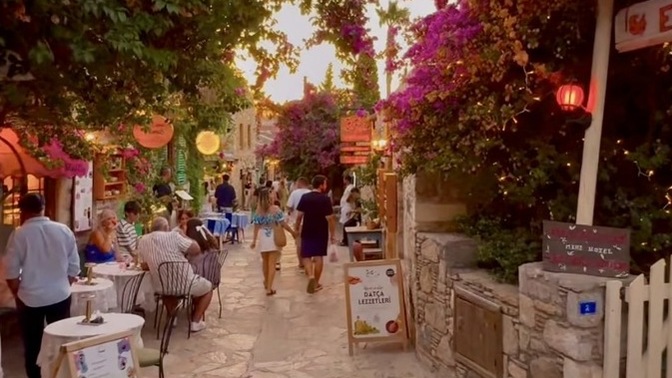 Müsaitsen senle Eski Datça Sokaklarında yürüyelim mi 🌺?