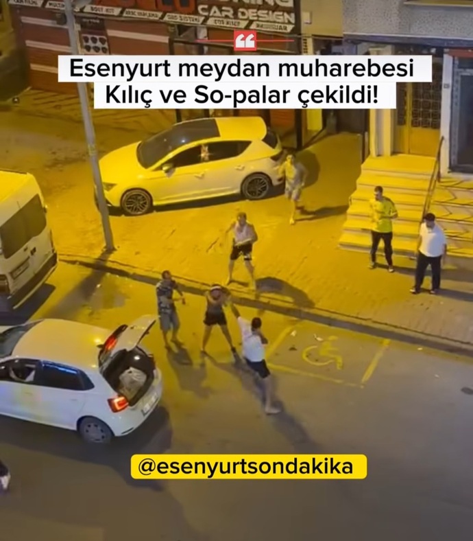 Esenyurtta kılıçlı sopalı kavga yaşandı. Neden bazı insanlar medeniyetin ortasında bile orta çağ kafasında yaşıyorlar ⚔️?