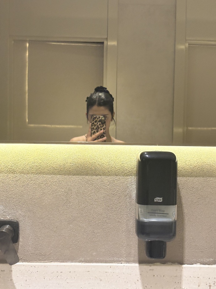 Aynada fotoğraf çekiyorum ama kafam yamuk çıkıyor, bu aynaları kim yapıyor neden böyle bozuyorlar?