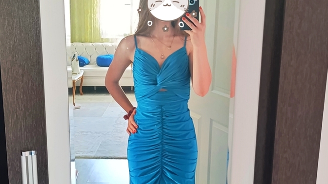 Sizce bu elbise açık mı?
