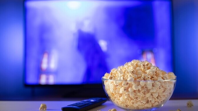 Evde film dizi izlemek mi daha keyifli yoksa sinemaya gitmek mi sizce?