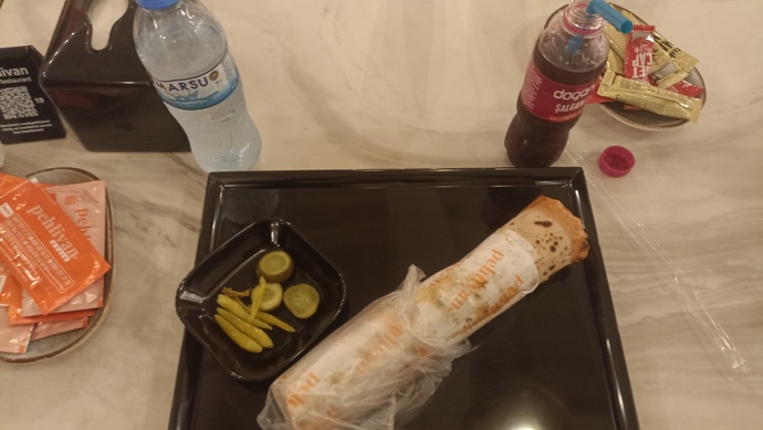2 ekmekli bir buçuk porsiyon tavuk döner yer misiniz, sizce çok mu abartı olur?