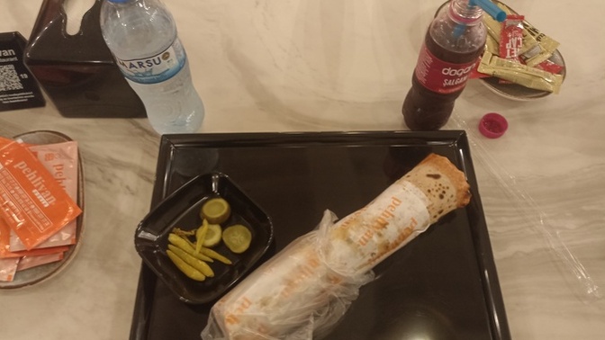 2 ekmekli bir buçuk porsiyon tavuk döner yer misiniz, sizce çok mu abartı olur?