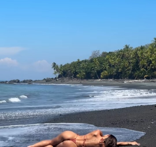 Bu fotoğrafa hangi yazlık şarkı gider, sizce Uzanmışım Kumsala mı?