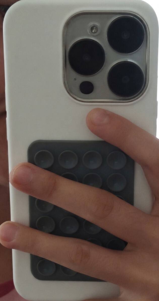 Fotoğraftaki telefonun tam modeli nedir, anlayan biri yardımcı olabilir mi?