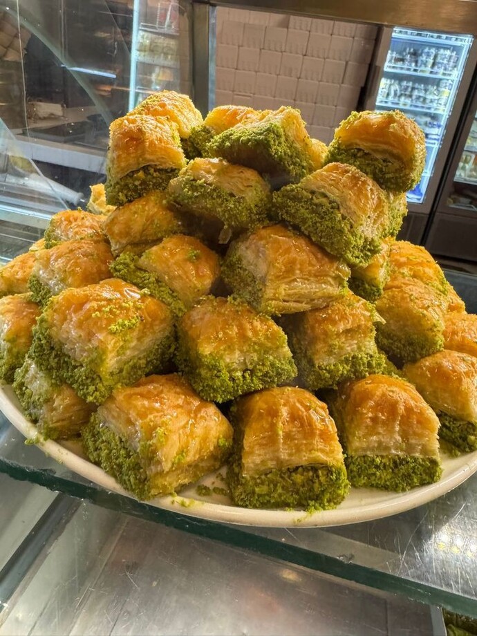 Şerbetli tatlılar buzdolabına konulmaz mı?