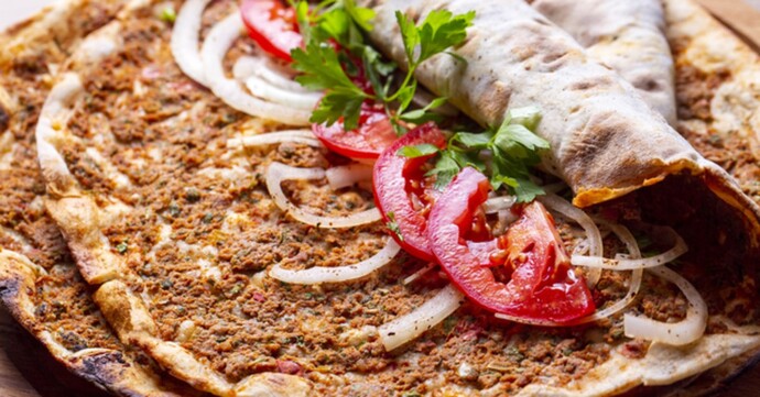 Lahmacun var desem atlar gelir misin?