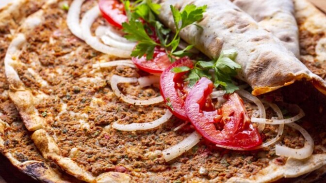 Lahmacun var desem atlar gelir misin?
