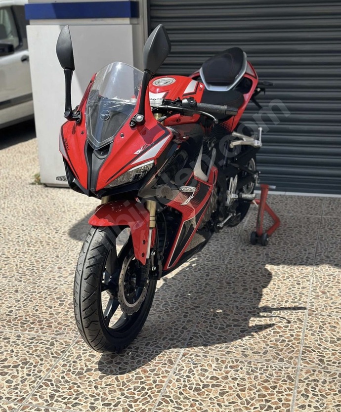 Sizce hangi motor daha göz alıcı, kırmızı mı turuncu mu?