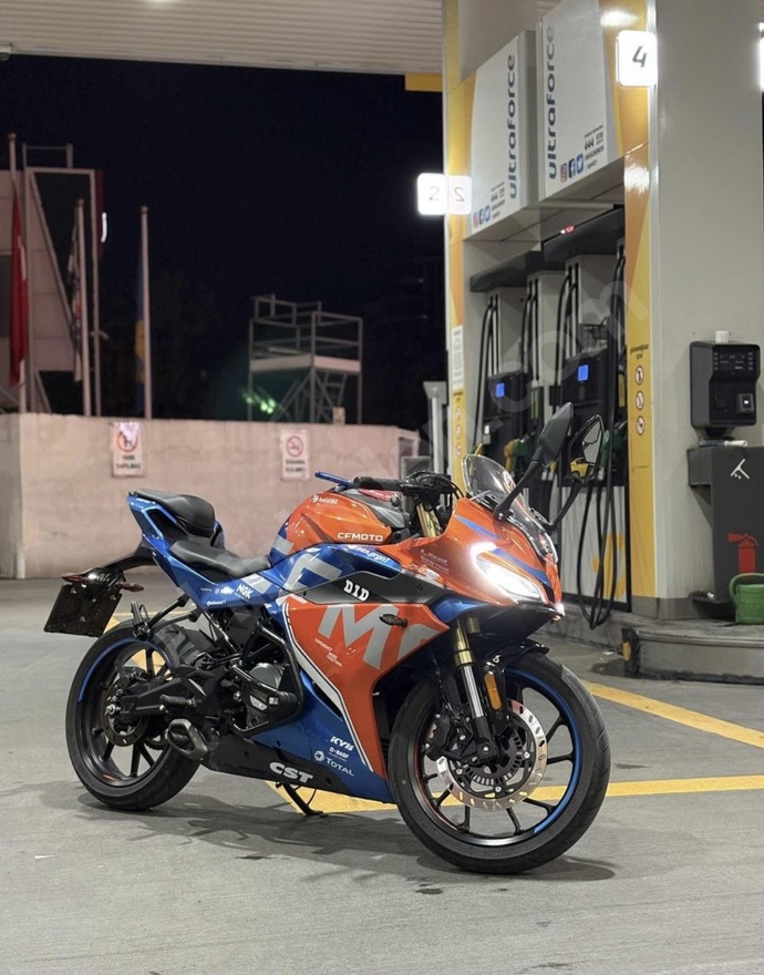Sizce hangi motor daha göz alıcı, kırmızı mı turuncu mu?