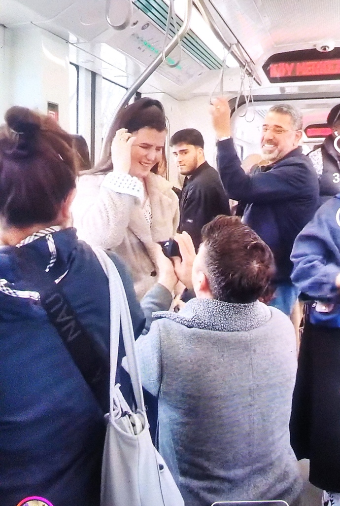 Toplu taşıma da evlilik teklifi edilir mi?