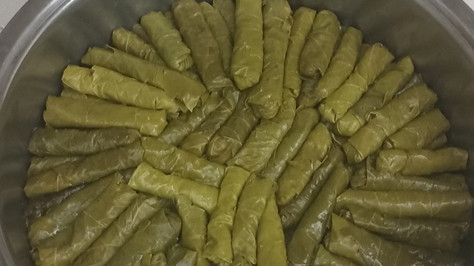 Etli yaprak sarması sever misin, ev yapımı sarma mı dışarıda mı tercih edersin?