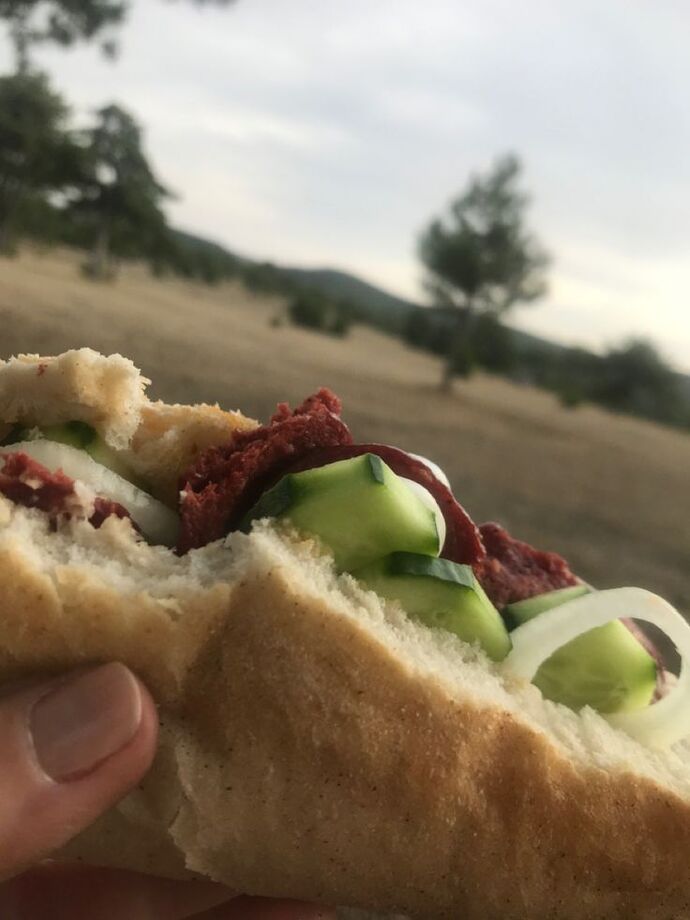 Güne sucuk ekmekle başlanır mı?