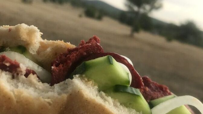 Güne sucuk ekmekle başlanır mı?
