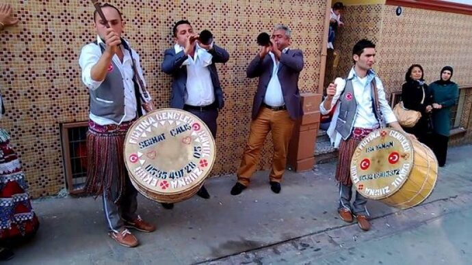 Bir pazar sabahına hiç davul zurna eşliğinde uyandınız mı 🤔?