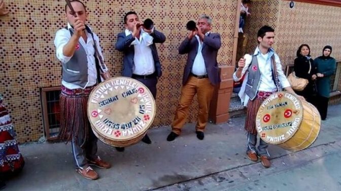 Bir pazar sabahına hiç davul zurna eşliğinde uyandınız mı 🤔?