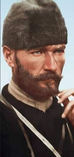 Atatürk gibi adamı nereden bulacağız? Ciddiyim böyle bir adam yok. Erkekler olarak Atatürkü neden idolünüz seçmiyorsunuz?