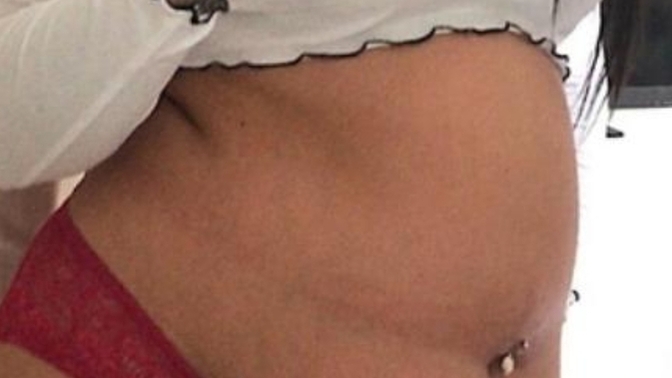 Görsel olarak çekici kız modeli böyle olur mu?
