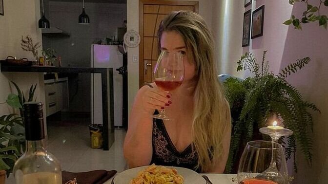 Sana yazılmış duygusal bir şiir mi seni daha çok etkiler, yoksa senin için yapılmış harika bir akşam yemeği mi?