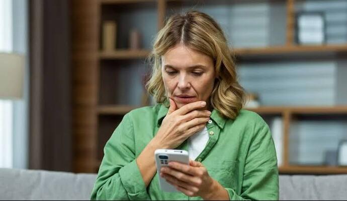 Telefon çalarken açmayıp kapanmasını bekledikten sonra Görmemişim, hayırdır mesajı atan var mı?